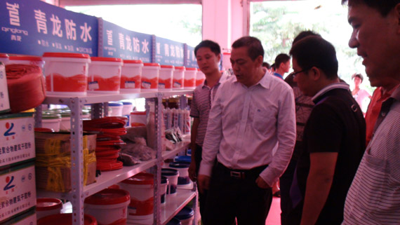 青龍建材董事長(zhǎng)宋敦清考察專賣(mài)店